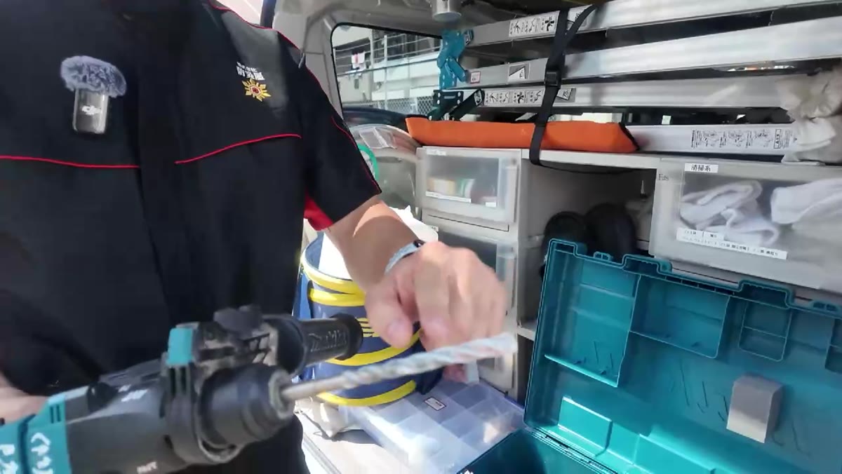 作業車に収納した電動工具と施工用品