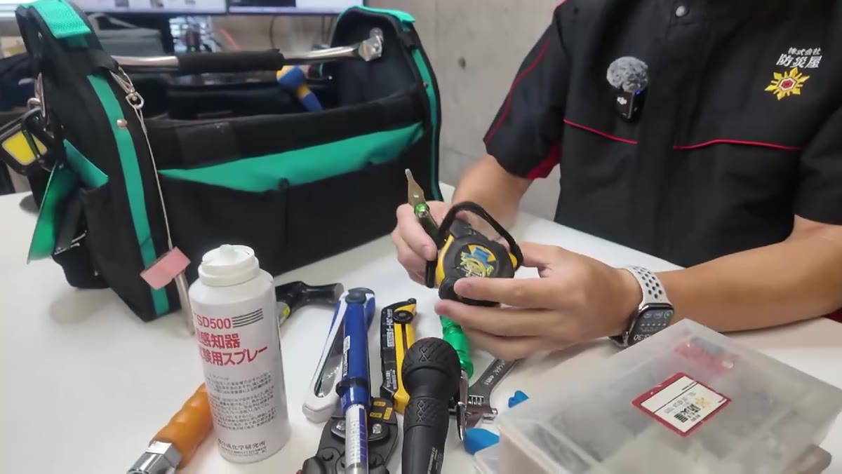 感知器試験スプレーと消防設備士の愛用工具