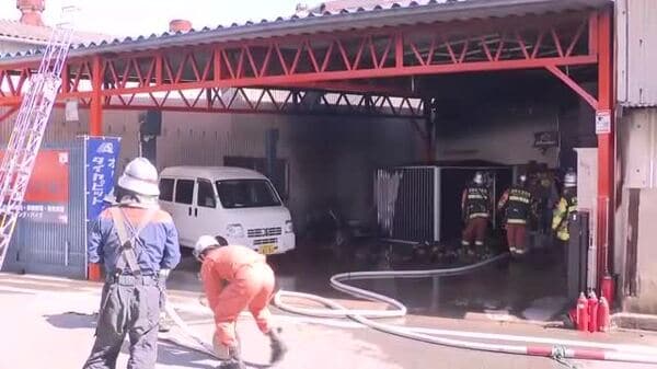 福岡市東区の自動車整備工場火災を伝える報道画像