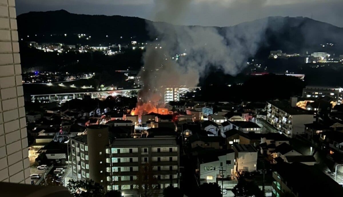 広島市安佐南区大塚西の住宅街で炎と煙が上がる実際の現場。RCC中国放送の報道写真