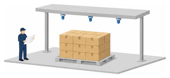 パレットに積まれた荷の上の天井に噴霧ヘッドが下がり左で図面を見ている人がいるイラスト