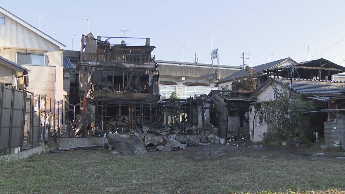 春日井市中新町の住宅火災で焼損した建物を写したCBCテレビの現場写真