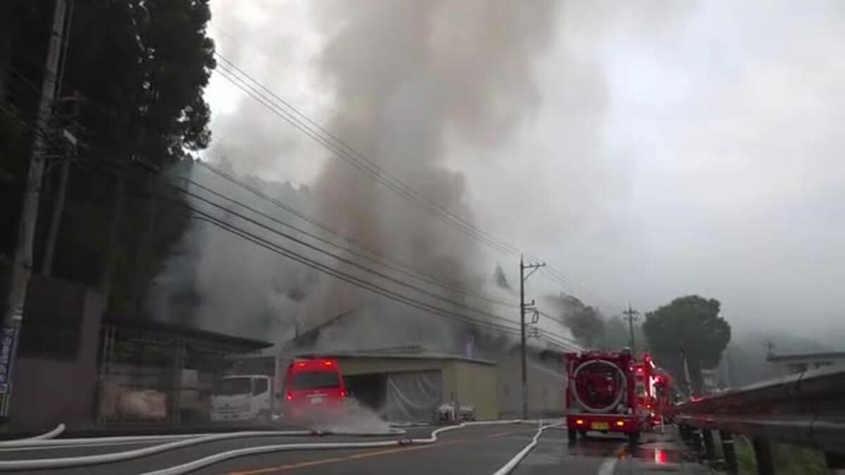 福井市の撚糸工場火災で白煙が上がり消防車が活動する実際の現場写真