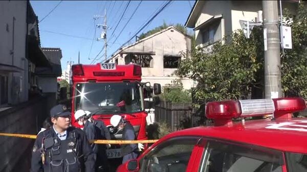 広島市安佐北区落合の住宅火災現場で消防車が活動するテレビ新広島の写真