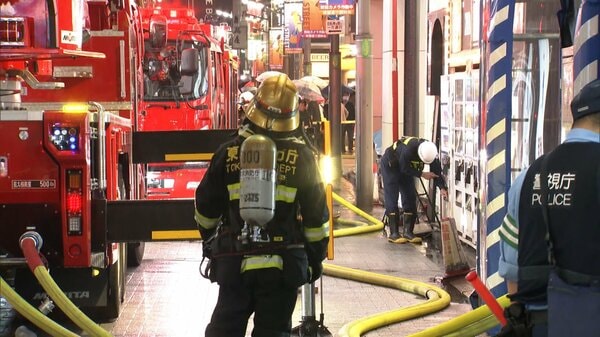 新宿駅東口のビル火災で活動する消防隊