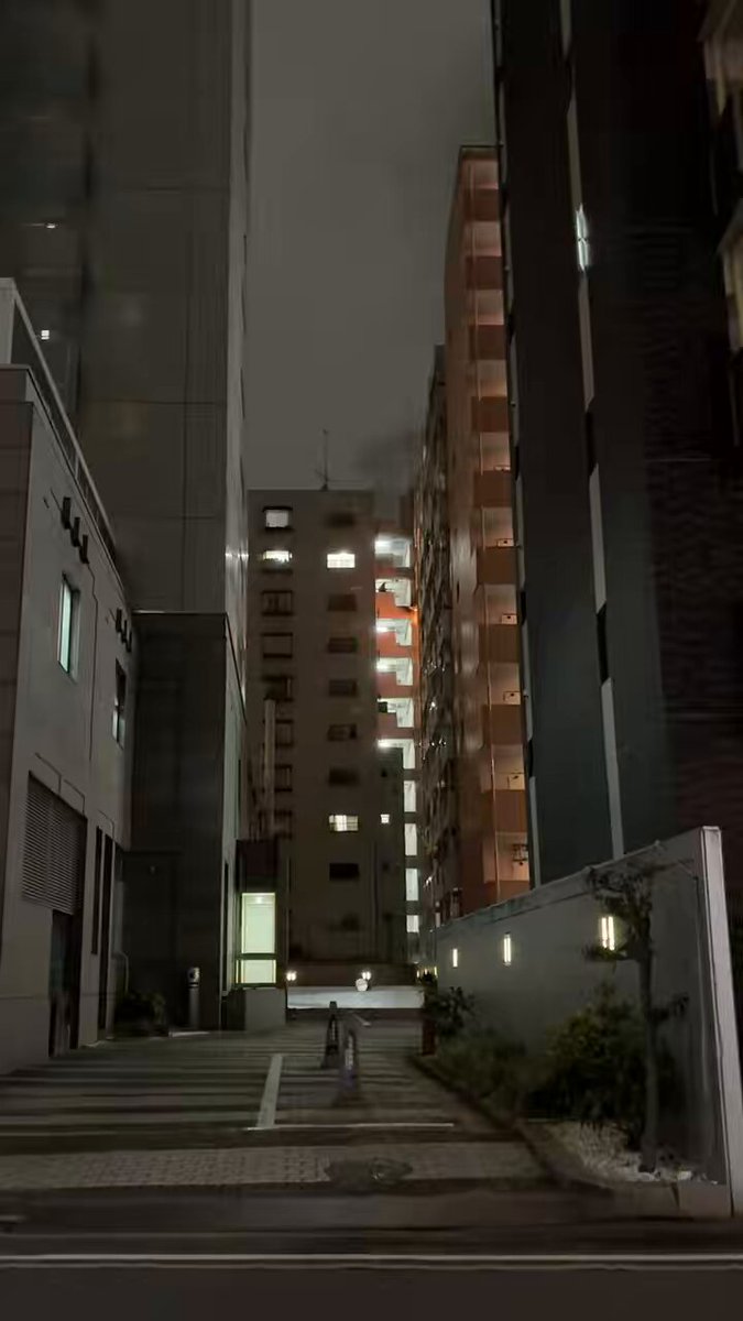 十三東の共同住宅火災の現場映像からの静止画。夜間の建物の一部から煙が上がる様子