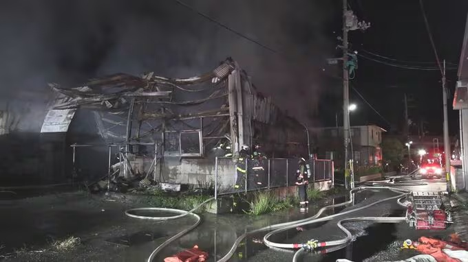 防府市勝間の倉庫火災現場を写したテレビ山口の報道写真