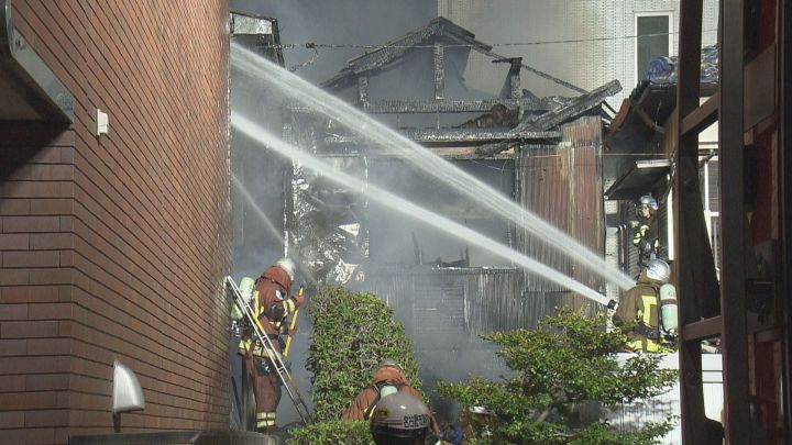 名古屋市中区松原の住宅火災を伝える報道画像