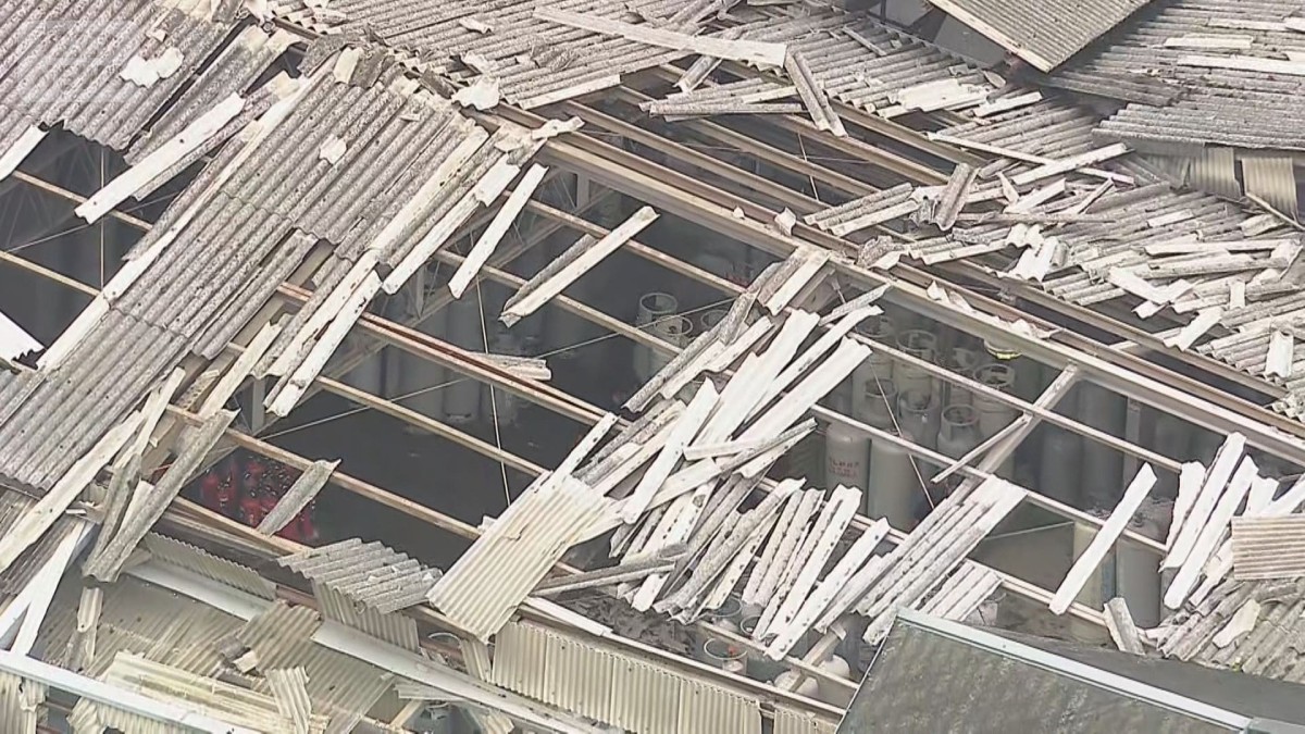 奈良市のLPガス容器検査工場爆発を伝える報道画像