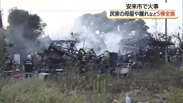 安来市赤江町の住宅火災で焼損した建物と消火に当たる消防隊。TSKの報道映像