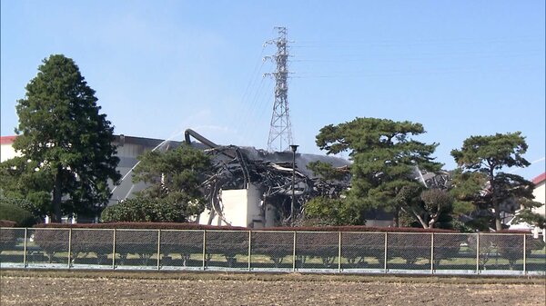 栃木県那珂川町の吉野工業所小川第二工場で火災後の倉庫を撮影したFNNの報道画像