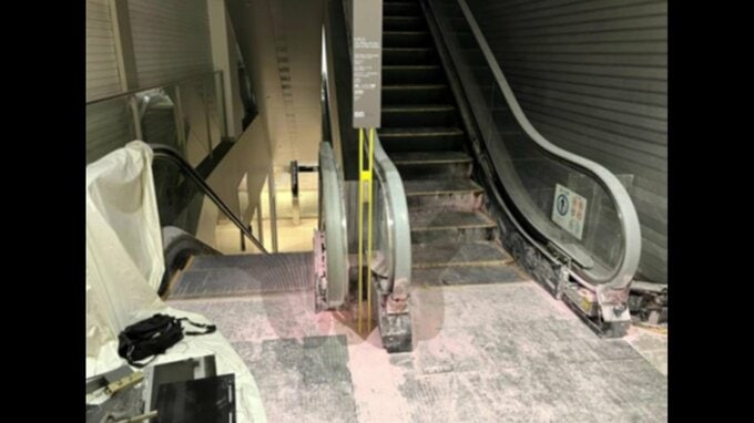 火災後の札幌ステラプレイス館内のエスカレーターを写した報道写真
