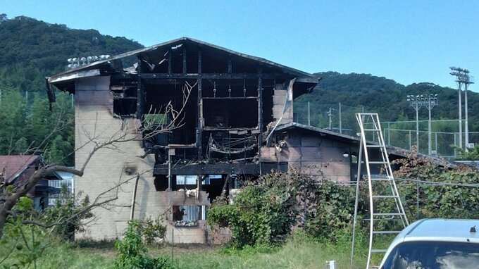 高松市庵治町の住宅火災で焼損した木造2階建て住宅を写したRSK山陽放送の報道写真